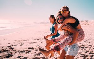 Três mulheres amigas curtindo o nascer do sol